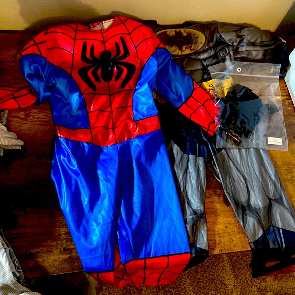 2- 2T costumes. Spider-Man and Batman. Batman comes with accessories.